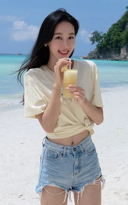 许潇晗气质紧身牛仔短裤海边沙滩纯美写真图片