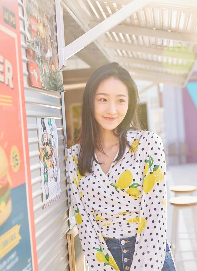 许潇晗气质紧身牛仔短裤海边沙滩纯美写真图片