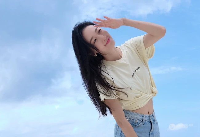 许潇晗气质紧身牛仔短裤海边沙滩纯美写真图片