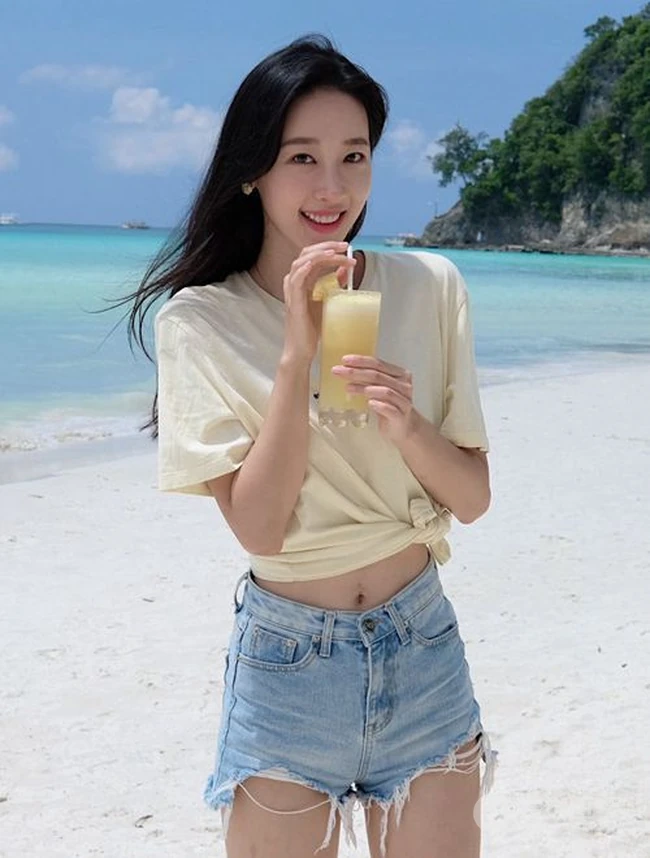许潇晗气质紧身牛仔短裤海边沙滩纯美写真图片