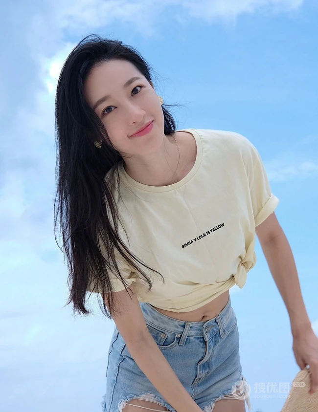 许潇晗气质紧身牛仔短裤海边沙滩纯美写真图片