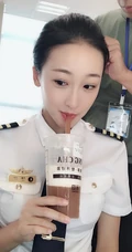 许潇晗白衣黑裤海关制服装剧照花絮图片