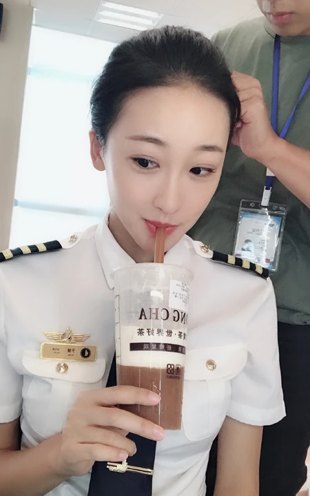 许潇晗白衣黑裤海关制服装剧照花絮图片