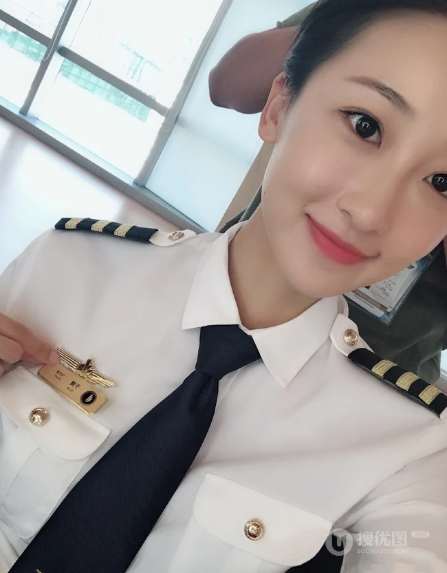 许潇晗白衣黑裤海关制服装剧照花絮图片