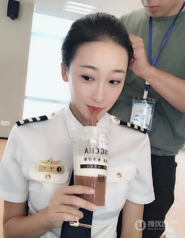 许潇晗白衣黑裤海关制服装剧照花絮图片