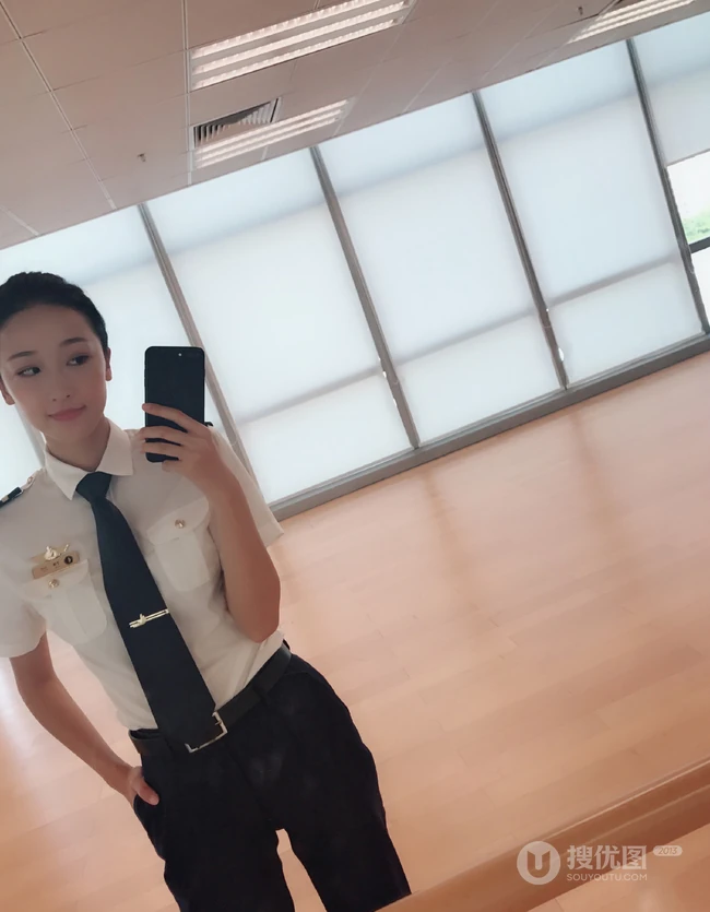 许潇晗白衣黑裤海关制服装剧照花絮图片