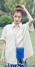 李一桐清新户外草坪唯美写真图片