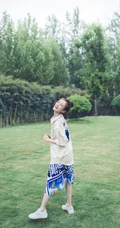 李一桐清新户外草坪唯美写真图片
