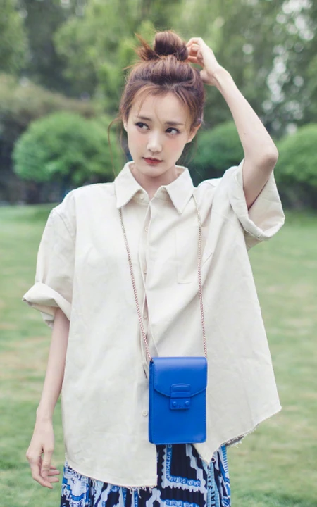 李一桐清新户外草坪唯美写真图片