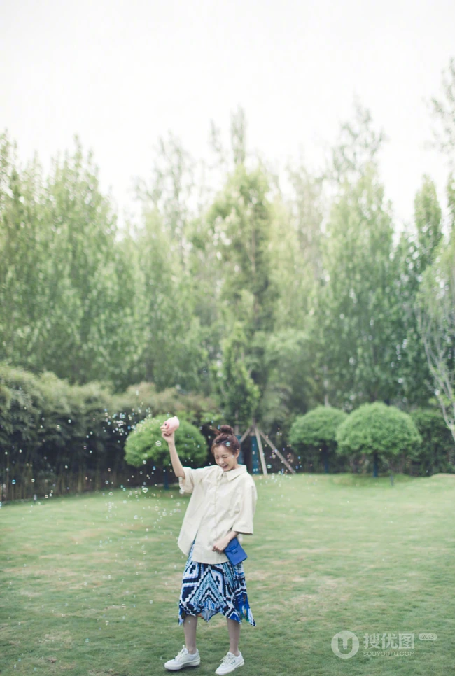 李一桐清新户外草坪唯美写真图片