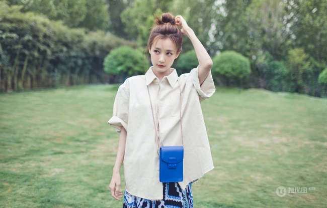 李一桐清新户外草坪唯美写真图片