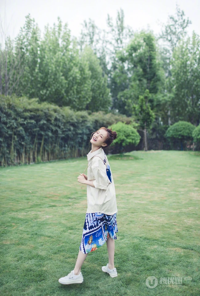 李一桐清新户外草坪唯美写真图片