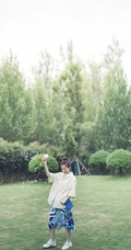 李一桐清新户外草坪唯美写真图片