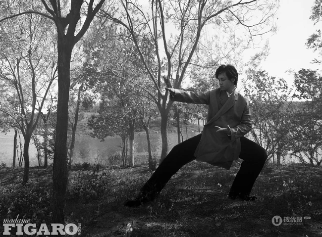 尹正一个人在湖边诠释忧郁，孤单，伤感风格写真图片
