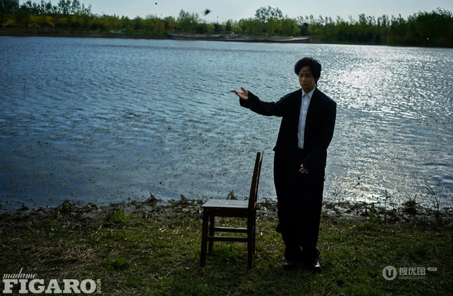尹正一个人在湖边诠释忧郁，孤单，伤感风格写真图片