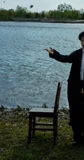 尹正一个人在湖边诠释忧郁，孤单，伤感风格写真图片