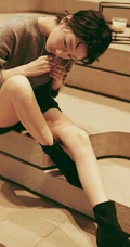 周冬雨一个人略显伤感复古色彩室内写真图片