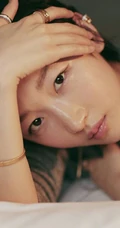 周冬雨一个人略显伤感复古色彩室内写真图片