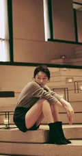 周冬雨一个人略显伤感复古色彩室内写真图片