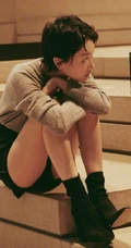 周冬雨一个人略显伤感复古色彩室内写真图片