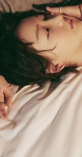 周冬雨一个人略显伤感复古色彩室内写真图片