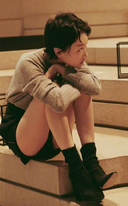 周冬雨一个人略显伤感复古色彩室内写真图片