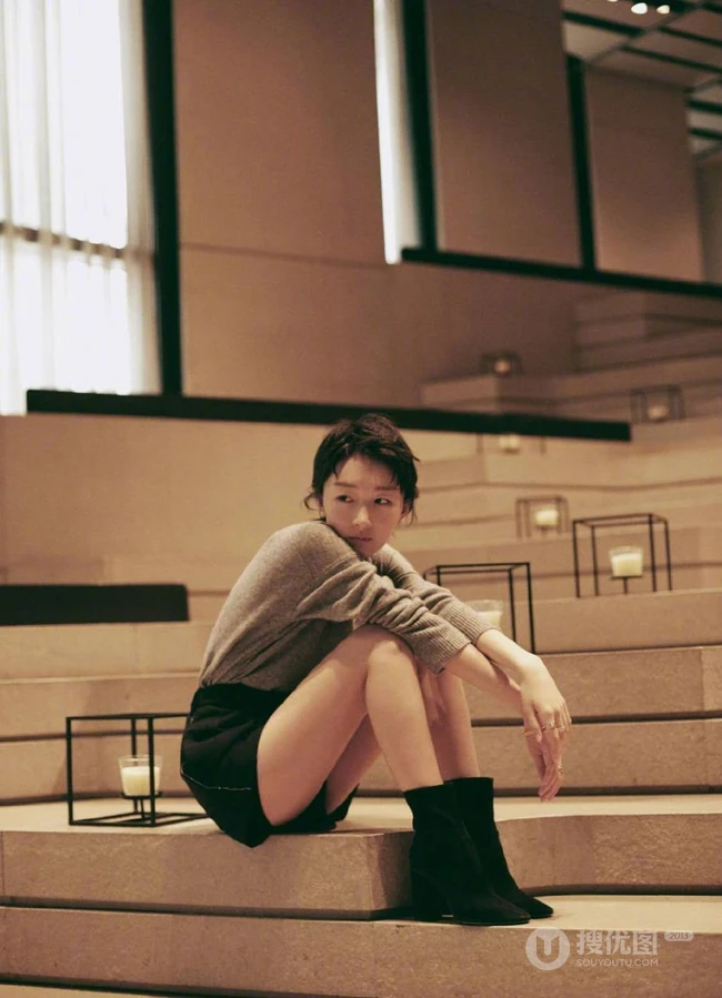 周冬雨一个人略显伤感复古色彩室内写真图片