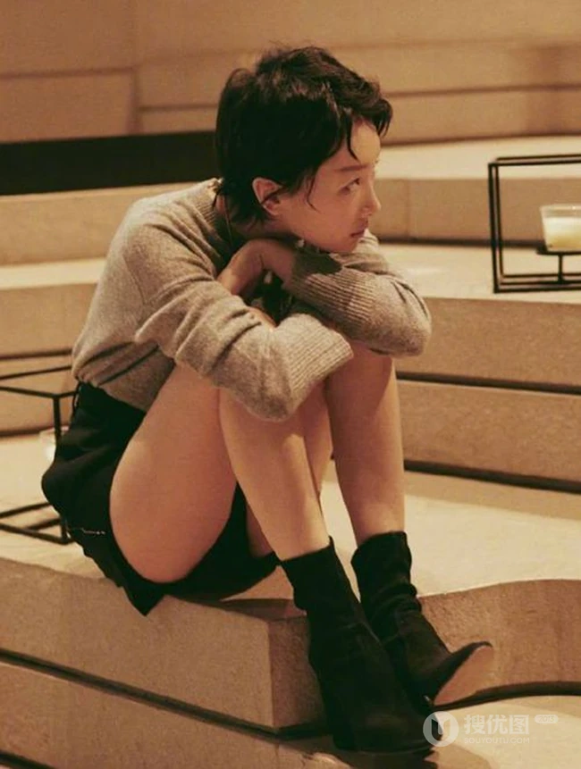 周冬雨一个人略显伤感复古色彩室内写真图片