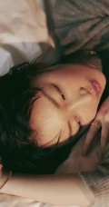 周冬雨一个人略显伤感复古色彩室内写真图片