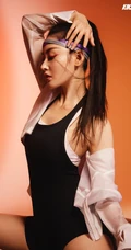 张天爱气质健美运动风写真图片，紧身衣裤显匀称身形