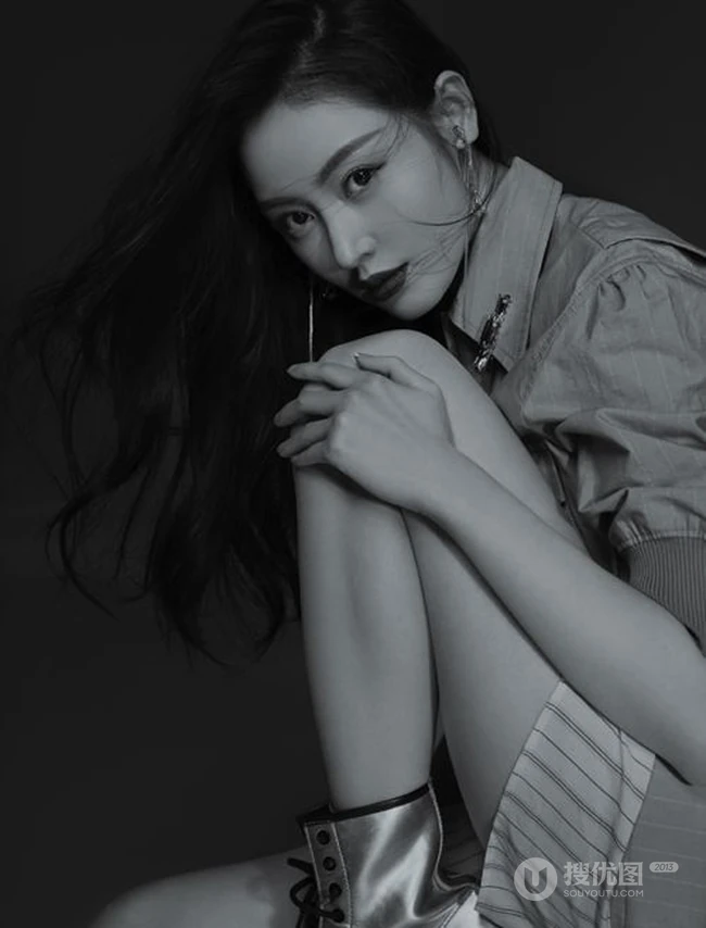 张天爱气质健美运动风写真图片，紧身衣裤显匀称身形