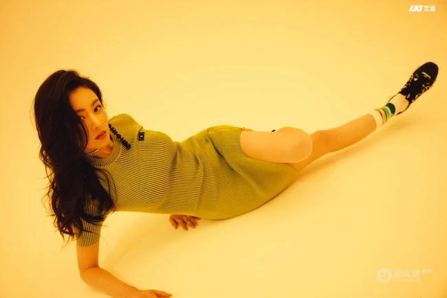 张天爱气质健美运动风写真图片，紧身衣裤显匀称身形