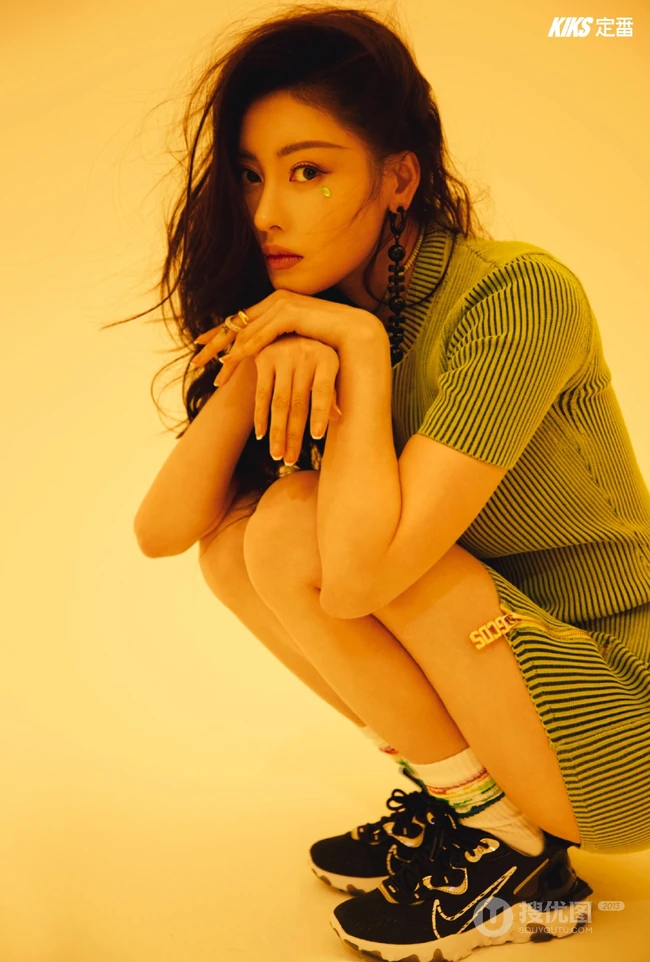 张天爱气质健美运动风写真图片，紧身衣裤显匀称身形