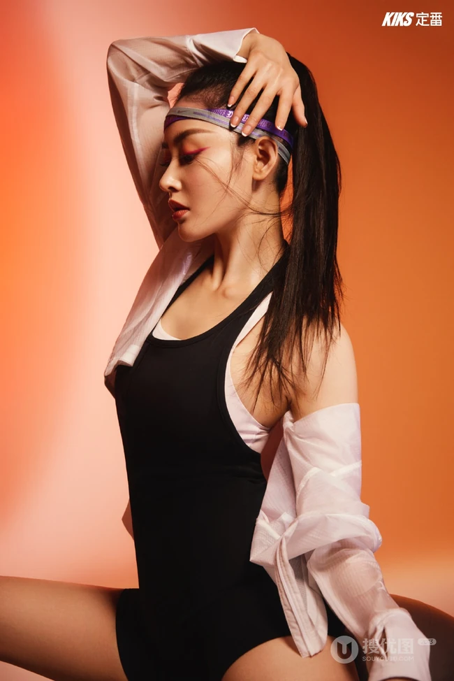 张天爱气质健美运动风写真图片，紧身衣裤显匀称身形