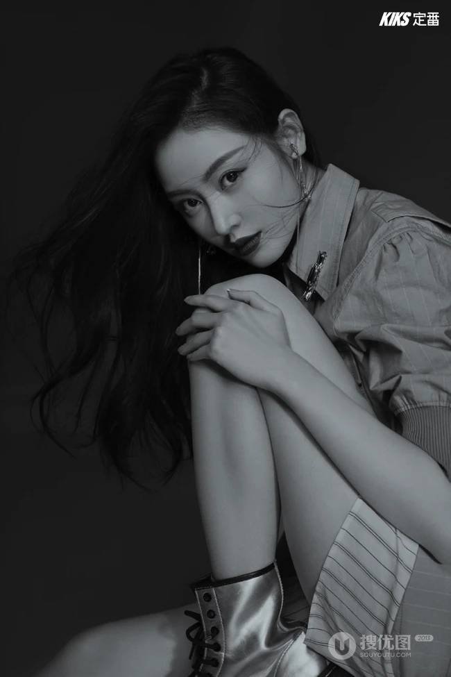 张天爱气质健美运动风写真图片，紧身衣裤显匀称身形
