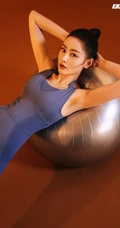 张天爱气质健美运动风写真图片，紧身衣裤显匀称身形