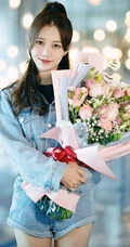 黄一琳身穿牛仔套装短裤，手捧鲜花庆祝《我的小确幸》杀青