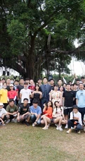 黄一琳身穿牛仔套装短裤，手捧鲜花庆祝《我的小确幸》杀青