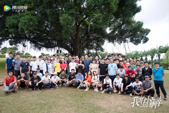 黄一琳身穿牛仔套装短裤，手捧鲜花庆祝《我的小确幸》杀青