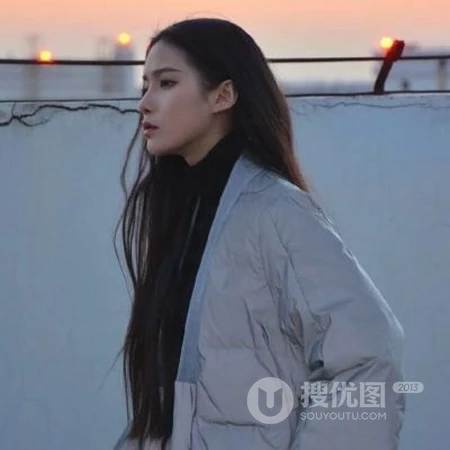 瘦瘦的长发时尚小姐姐街拍微信头像图片