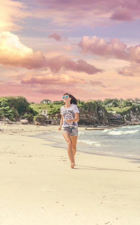 海滩漫步的男生女生唯美画面手机壁纸