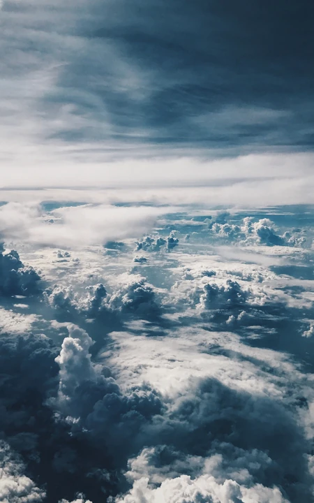 飞机划过的天空，恶劣天气云层高清摄影风景手机壁纸