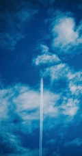 飞机划过的天空，恶劣天气云层高清摄影风景手机壁纸