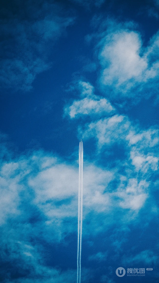 飞机划过的天空，恶劣天气云层高清摄影风景手机壁纸