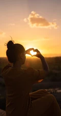 我的爱拥抱太阳，唯美的自然风景加欧美美女的场景高清手机壁纸
