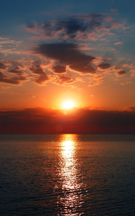 就要落入海面红彤彤的夕阳的唯美手机壁纸强烈推荐，简直太美了！