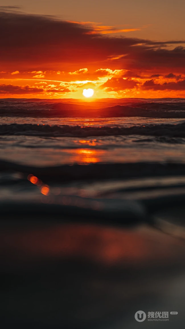 就要落入海面红彤彤的夕阳的唯美手机壁纸强烈推荐，简直太美了！