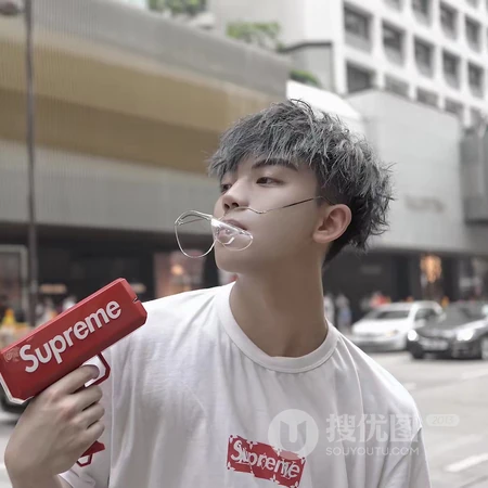手拿钞票枪的时尚帅哥等街拍微信头像