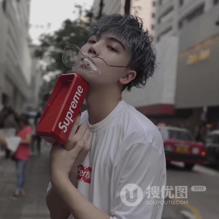 手拿钞票枪的时尚帅哥等街拍微信头像