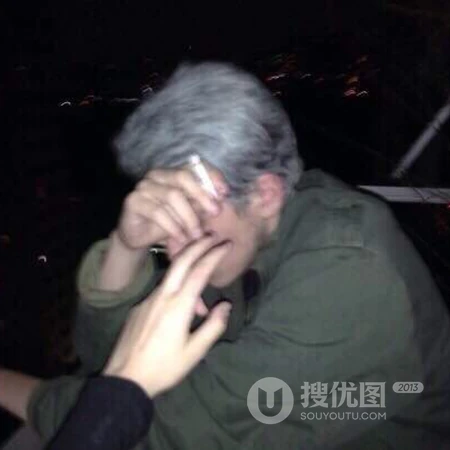 手拿钞票枪的时尚帅哥等街拍微信头像
